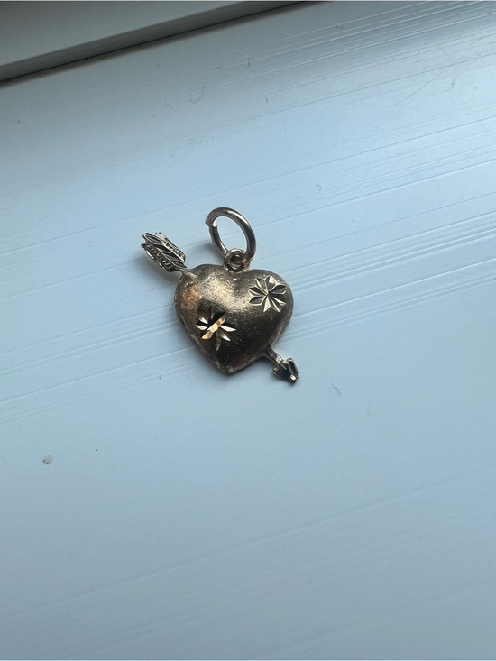 Jewelry - 10K yellow gold heart charm